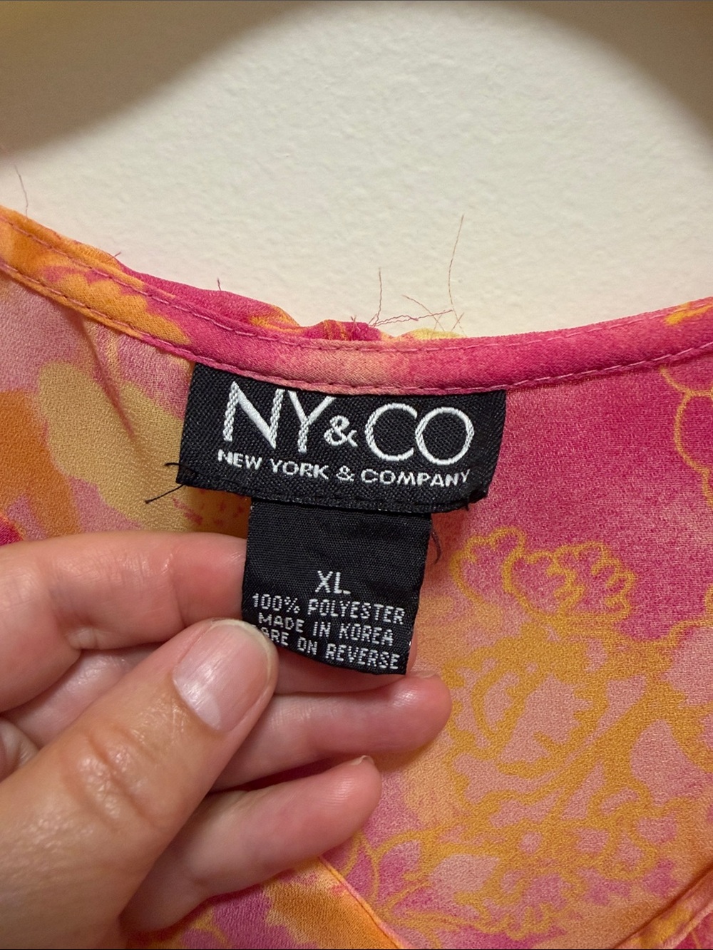 Label and neckline of a women's top - Picture 2 of 4